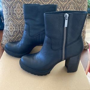 Lucky Brand women’s leather lug-soled water resistant boots size 8.5